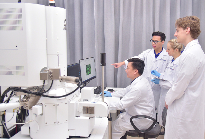 Phòng nghiên cứu khoa học vật liệu tại trường USTH, với sự tham gia của các chuyên gia Pháp và Việt Nam. Ảnh: VAST