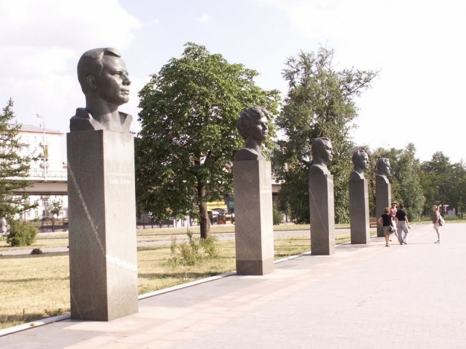 Hẻm phi hành gia dẫn tới Đài tưởng niệm những người chinh phục không gian. Ảnh: Alex Lal/Panoramio