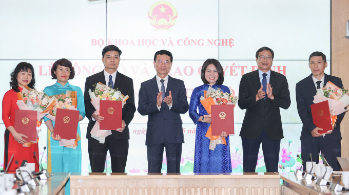 Bộ trưởng Nguyễn Mạnh Hùng trao quyết định bổ nhiệm cho các cán bộ tại 5 đơn vị, chiều 19/5. Ảnh: Anh Dũng