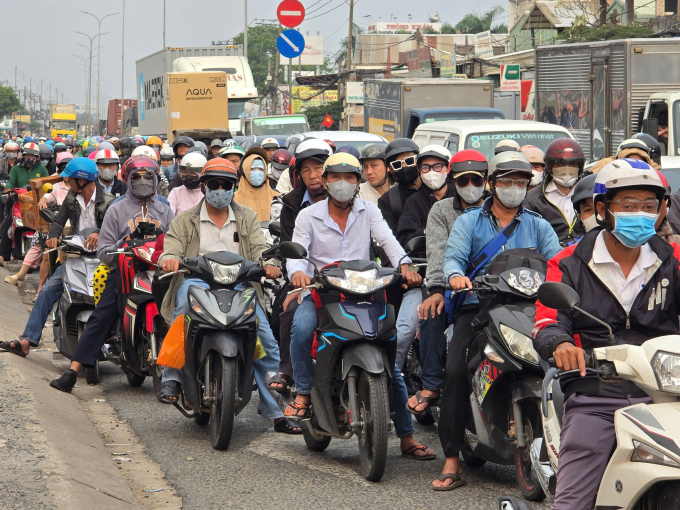 Quốc lộ 1, đoạn qua xã Tân Túc, huyện Bình Chánh cửa ngõ TP HCM về miền Tây thường xuyên đông đúc. Ảnh: Đình Văn