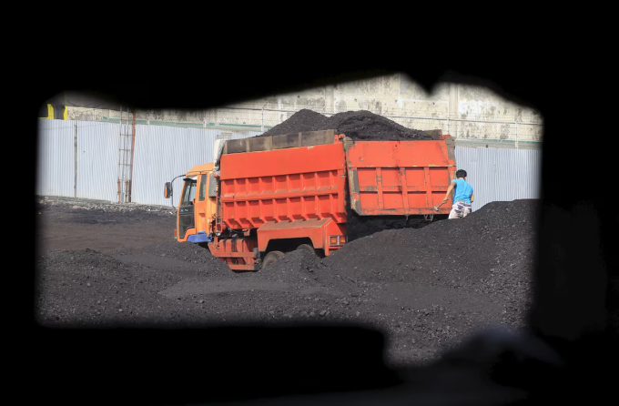 Công nhân dỡ than bên trong một nhà kho ở thành phố Tondo, vùng đô thị Manila, Philippines, ngày 11/1/2016. Ảnh: Reuters