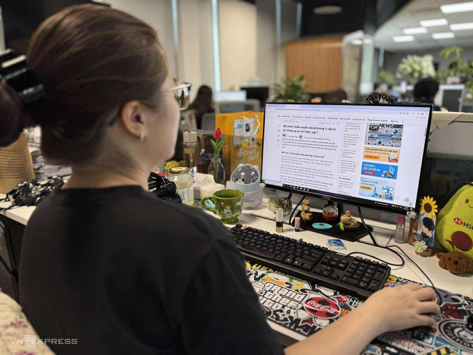 Người dân tra cứu thông tin về mô hình chính quyền địa phương 2 cấp, tháng 6/2025. Ảnh: Ngọc Thành