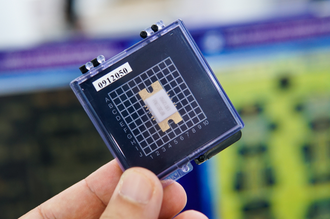 Một mẫu chip được trường Đại học Quốc gia TP HCM thiết kế, trưng bày tại một sự kiện đổi mới sáng tạo, tháng 10/2023. Ảnh: Lưu Quý