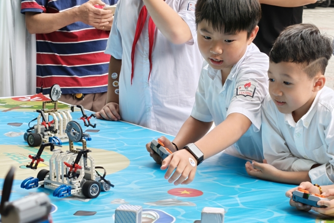 Học sinh trường tiểu học Tân Định (Hà Nội) trải nghiệm các món đồ chơi sáng tạo. Ảnh: Trọng Đạt