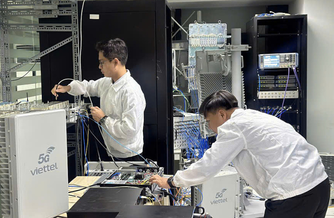 Kỹ sư Viettel High Tech nghiên cứu, chế tạo và phát triển trạm gốc 5G tại phòng lab. Ảnh: VHT