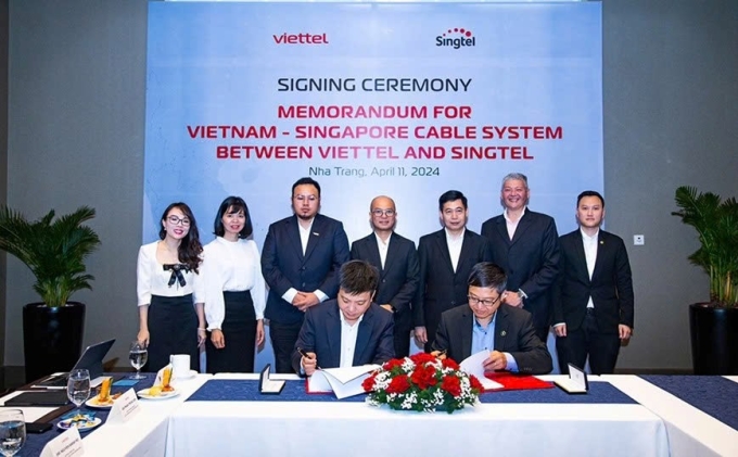 Đại diện Viettel và Singtel ký hợp tác dự án tuyến cáp VTS kết nối trực tiếp từ Việt Nam đi Singapore hồi tháng 4/2024. Ảnh: Thu Hà