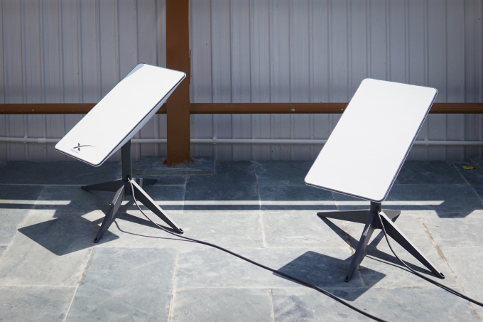 Thiết bị Internet vệ tinh Starlink của SpaceX trong lần thử nghiệm tại Hoà Lạc, Hà Nội, tháng 10/2023. Ảnh: Lưu Quý