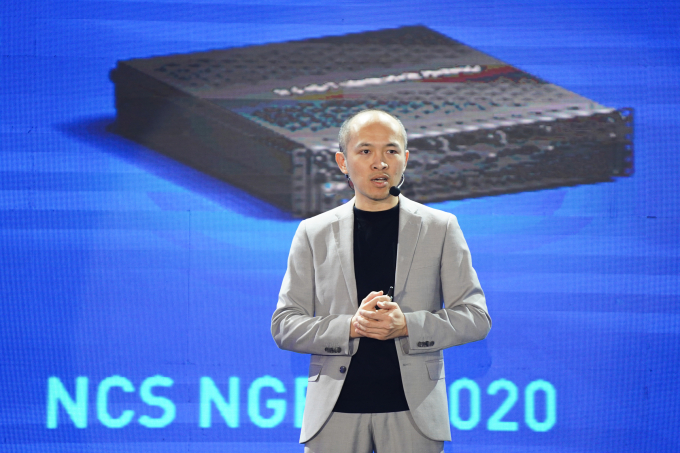 Ông Vũ Ngọc Sơn, Giám đốc công nghệ NCS đứng trước hình ảnh một thiết bị tường lửa mới ra mắt, ngày 2/7/2025. Ảnh: Lưu Quý