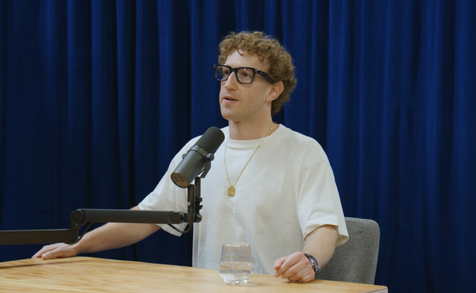 Mark Zuckerberg xuất hiện với áo phông, đeo dây chuyền, đồng hồ trong podcast This Past Weekend. Ảnh: Theo Von/YouTube