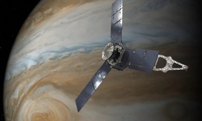 Mô phỏng tàu vũ trụ Juno bay quanh sao Mộc. Ảnh: NASA