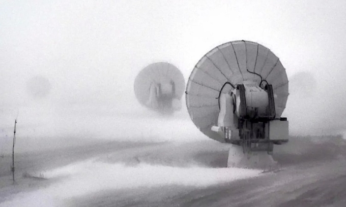 Cơ sở của kính viễn vọng ALMA bị tuyết bao phủ. Ảnh: ALMA