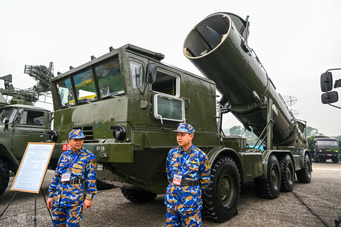 Loạt tên lửa, bệ phóng và radar phòng không tại Triển lãm Quốc phòng 2024. Ảnh: Giang Huy