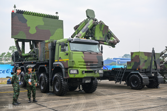 Loạt tên lửa, bệ phóng và radar phòng không tại Triển lãm Quốc phòng 2024. Ảnh: Giang Huy