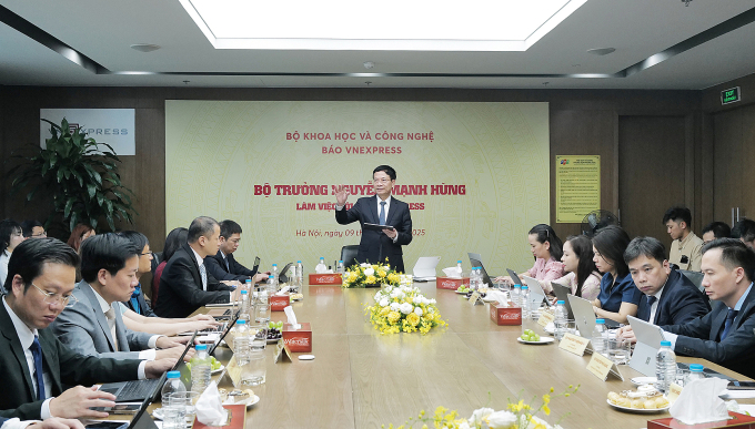 Bộ trưởng bộ Khoa học Công nghệ Nguyễn Mạnh Hùng làm việc tại báo Vnexpress ngày 9.7.2025 Ảnh: Ngọc Thành