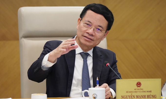 Bộ trưởng Nguyễn Mạnh Hùng trong buổi làm việc. Ảnh: Lưu Quý