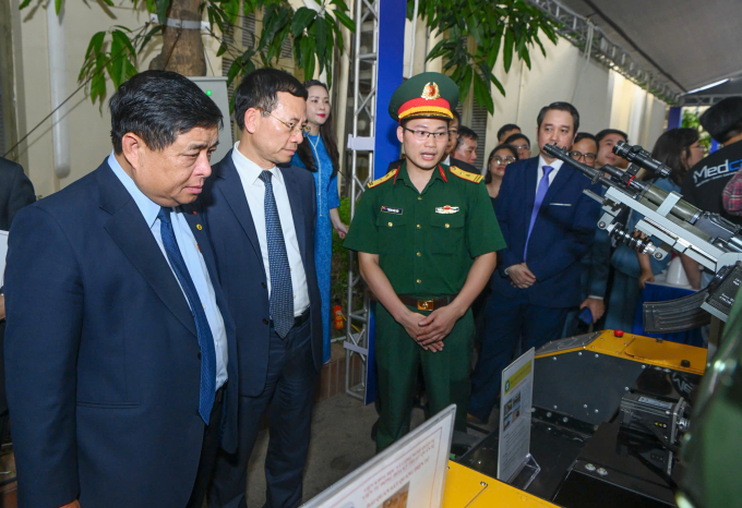 Phó thủ tướng Nguyễn Chí Dũng và Bộ trưởng Khoa học và Công nghệ Nguyễn Mạnh Hùng tham quan Ngày khoa học công nghệ Việt Nam 2025. Ảnh: Giang Huy