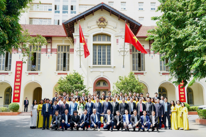 Bộ trưởng Khoa học và Công nghệ chụp ảnh cùng 80 cán bộ, công chức, viên chức Cục An toàn, bức xạ và hạt nhân, chiều 31/7. Ảnh: TTTT