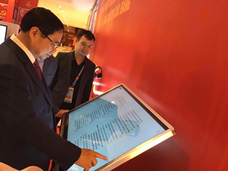 Đồng chí Phạm Minh Chính - Ủy viên Bộ Chính trị, Thủ tướng Chính phủ tham quan, trải nghiệm hệ thống sách điện tử tại gian hàng NXB KH-CN-TT.