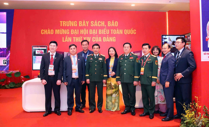 Lãnh đạo Đảng, Nhà nước và đại biểu dự Đại hội tham quan không gian trưng bày xuất bản phẩm số của NXB KH-CN-TT