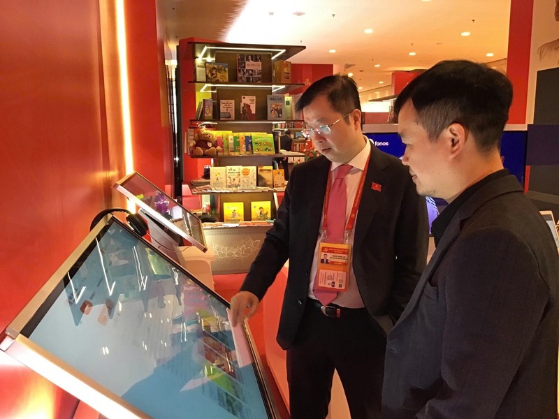 Đồng chí Nguyễn Thanh Lâm - Ủy viên Ban Chấp hành Đảng bộ Chính phủ, Bí thư Đảng ủy, Tổng Giám đốc Đài Truyền hình Việt Nam tham quan không gian trưng bày xuất bản phẩm số của NXB KH-CN-TT