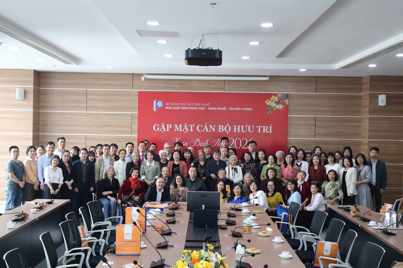 Toàn thể cán bộ viên chức NXB chụp ảnh lưu niệm với các cán bộ hưu trí NXB